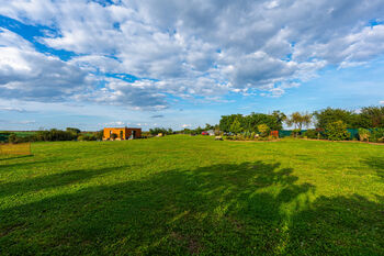Prodej pozemku 10431 m², Kouřim