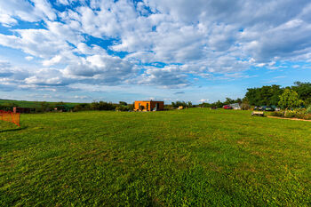 Prodej pozemku 10431 m², Kouřim