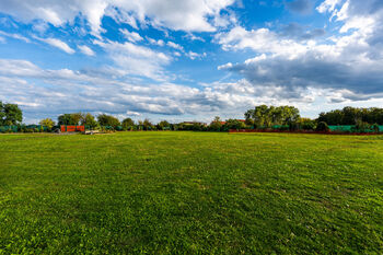 Prodej pozemku 10431 m², Kouřim