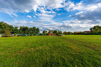 Prodej pozemku 10431 m², Kouřim