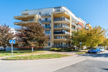 Prodej bytu 1+kk v osobním vlastnictví 41 m², Praha 5 - Zličín