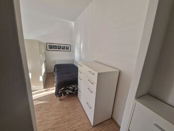 Z předsíně do obýváku - Pronájem bytu 1+1 v osobním vlastnictví 27 m², Praha 9 - Střížkov