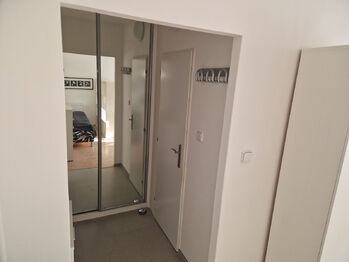 Předsíň - Pronájem bytu 1+1 v osobním vlastnictví 27 m², Praha 9 - Střížkov