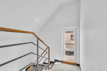 Rodinný dům, K Zámečku, Pardubice - podkroví - schodiště - centrální chodba - Prodej domu 123 m², Pardubice