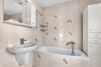 Rodinný dům, K Zámečku, Pardubice - podkroví - koupelna - Prodej domu 123 m², Pardubice