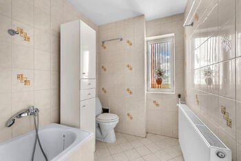Rodinný dům, K Zámečku, Pardubice - podkroví - koupelna - Prodej domu 123 m², Pardubice