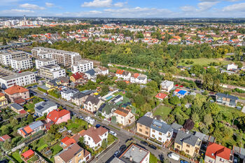 Rodinný dům, K Zámečku, Pardubice - pohled na dům a lokalitu - Prodej domu 123 m², Pardubice