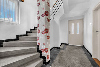 Rodinný dům, K Zámečku, Pardubice - přízemí - centrální chodba - Prodej domu 123 m², Pardubice