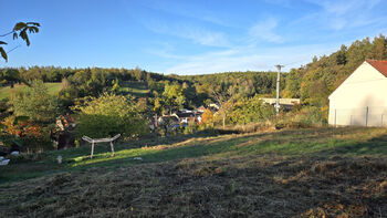 Pohled na pozemek západním směrem - Prodej pozemku 1047 m², Olšany