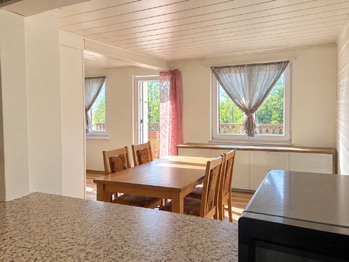 Pohled z kuchyně do jídelny - Prodej domu 183 m², Krásný Les