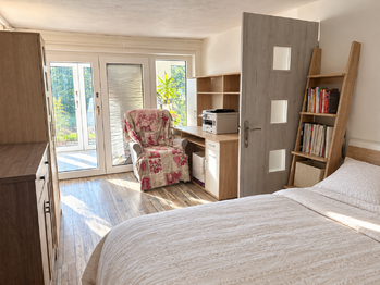 ložnice v přízemí s výhledem přes zimní zahradu - Prodej domu 183 m², Krásný Les