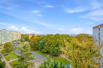 výhled z lodžie - Prodej bytu 4+1 v družstevním vlastnictví 99 m², Krupka