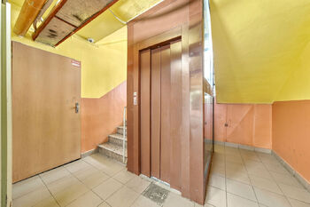 výtah - Prodej bytu 4+1 v družstevním vlastnictví 99 m², Krupka