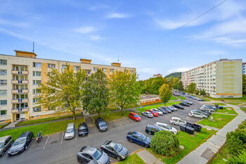 výhled z lodžie - Prodej bytu 3+1 v družstevním vlastnictví 79 m², Krupka