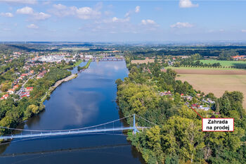 Okolí zahrady - Prodej pozemku 820 m², Veltrusy