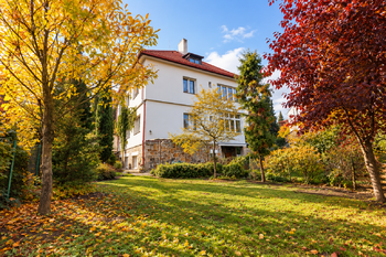 Pohled na dům ze zahrady - Prodej bytu 1+1 v osobním vlastnictví 38 m², Praha 4 - Podolí 