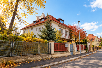 Pohled na dům z ulice - Prodej bytu 1+1 v osobním vlastnictví 38 m², Praha 4 - Podolí