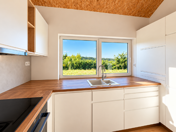 Kuchyň s výhledem do zahrady - Prodej domu 58 m², Libež