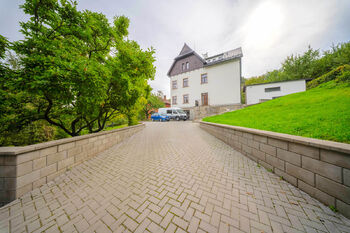 příjezd k vile - Prodej bytu 3+kk v osobním vlastnictví 105 m², Ústí nad Labem