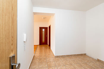 vstup do bytu - Prodej bytu 3+kk v osobním vlastnictví 78 m², Kralupy nad Vltavou