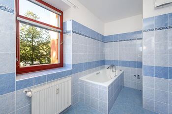 koupelna s vanou - Prodej bytu 3+kk v osobním vlastnictví 78 m², Kralupy nad Vltavou