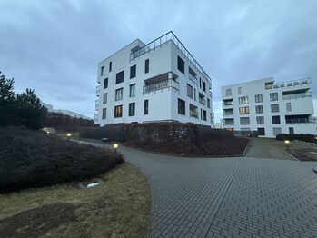 pohled na bytový dům - Prodej bytu 1+kk v osobním vlastnictví 33 m², Brno 
