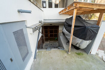 Venkovní vstup ke sklepům - Pronájem bytu 3+kk v osobním vlastnictví 86 m², Poděbrady