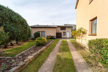 příjezd ke garážím - Prodej domu 221 m², Vrdy