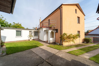 pohled na dům od garáží - Prodej domu 221 m², Vrdy