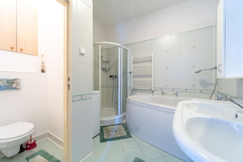 koupelna + WC v přízemí - Prodej domu 221 m², Vrdy