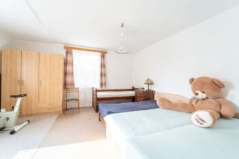 2. byt v přízemí ložnice - Prodej domu 221 m², Vrdy