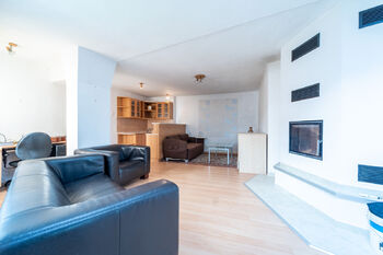 2. byt v přízemí pokoj s kk a krbem v přízemí - Prodej domu 221 m², Vrdy