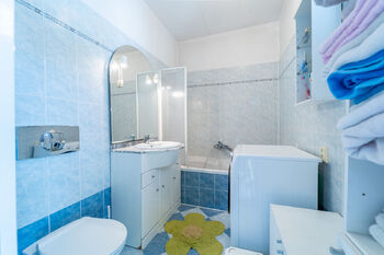 2. byt v přízemí koupelna + WC v přízemí - Prodej domu 221 m², Vrdy