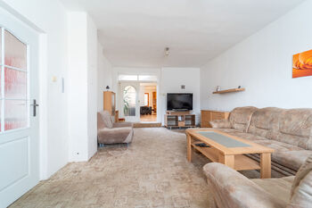 obývací pokoj v přízemí - Prodej domu 221 m², Vrdy