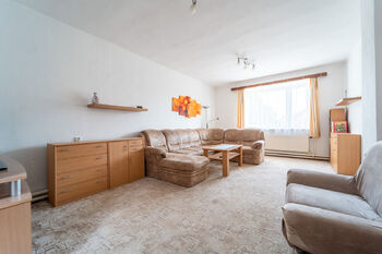 obývací pokoj v přízemí - Prodej domu 221 m², Vrdy