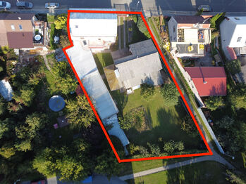 pohled na nemovitosti z dronu - Prodej domu 221 m², Vrdy