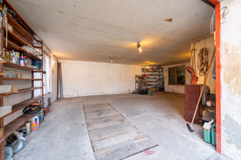 garáž s montážní jámou - Prodej domu 221 m², Vrdy