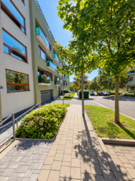 Moderní rezidenční ulice - před vstupem do domu, kde se byt nachází - Pronájem bytu 4+kk v osobním vlastnictví 116 m², Praha 5 - Jinonice
