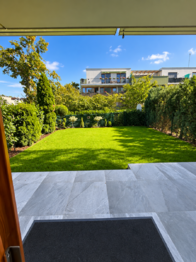 Sluncem zalitá zahrada z terasy - Pronájem bytu 4+kk v osobním vlastnictví 116 m², Praha 5 - Jinonice