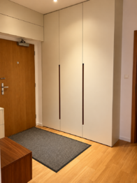 Moderní vstupní chodba s vestavěnou skříní - Pronájem bytu 4+kk v osobním vlastnictví 116 m², Praha 5 - Jinonice