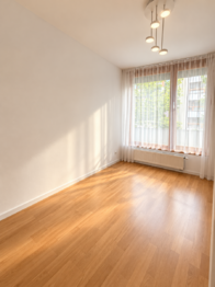 Světlý pokoj s dřevěnou podlahou - Pronájem bytu 4+kk v osobním vlastnictví 116 m², Praha 5 - Jinonice