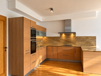 Moderní kuchyně v teplém dřevě a kameni - Pronájem bytu 4+kk v osobním vlastnictví 116 m², Praha 5 - Jinonice
