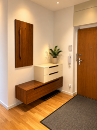 Minimalistická vstupní chodba s dřevěným nábydkem - Pronájem bytu 4+kk v osobním vlastnictví 116 m², Praha 5 - Jinonice