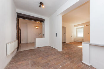 Prostory v přízemí - Prodej domu 138 m², Praha 5 - Zbraslav