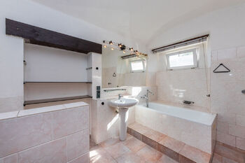 Koupelna - přízemí - Prodej domu 138 m², Praha 5 - Zbraslav