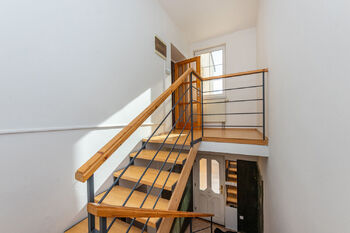 Schodiště - Prodej domu 138 m², Praha 5 - Zbraslav
