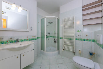 Kupelna - nadzemní podlaží - Prodej domu 138 m², Praha 5 - Zbraslav