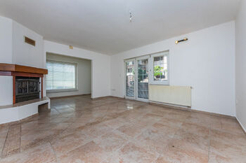 Obývací pokoj s krbem - Prodej domu 138 m², Praha 5 - Zbraslav