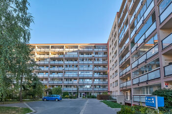 Pohled na dům z ulice - Pronájem bytu 3+1 v osobním vlastnictví 69 m², Praha 6 - Řepy