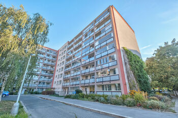 Pohled na dům z ulice - Pronájem bytu 3+1 v osobním vlastnictví 69 m², Praha 6 - Řepy 